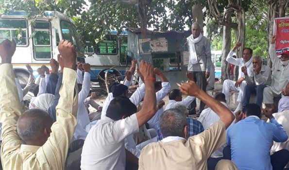 रोडवेज कर्मचारियों ने दिया धरना